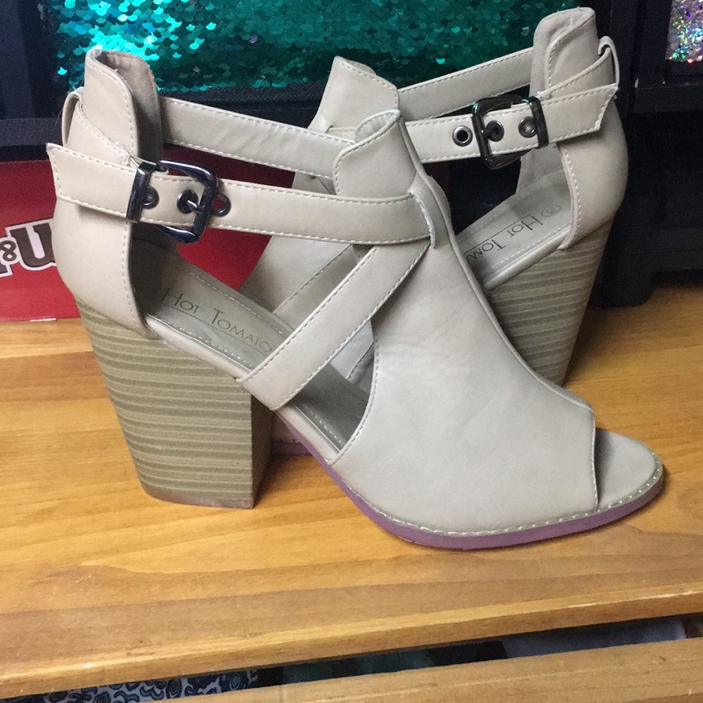 Nude strappy shoe